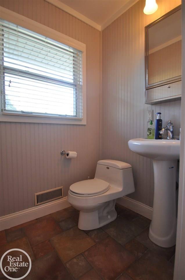 1227 Romney Road Bloomfield Hills, MI 48304 - Photo 17 of 30 31271321-16.JPG