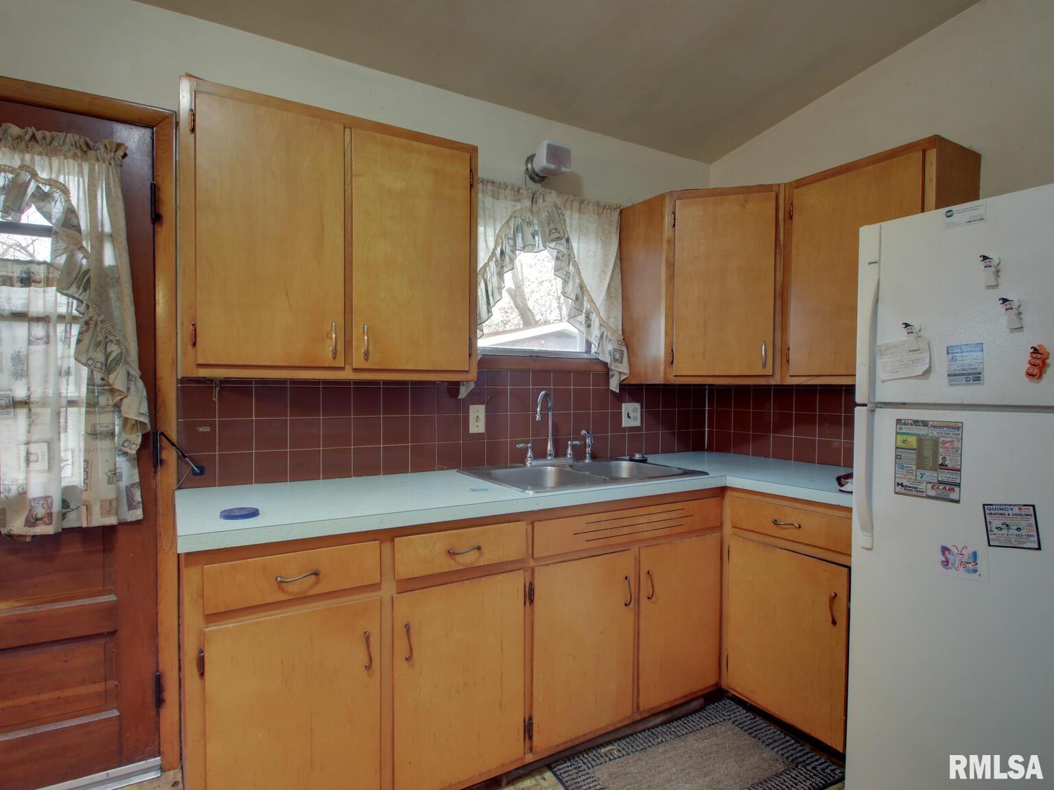 3411 Payson Road Quincy, IL 62305 - Photo 3 of 28