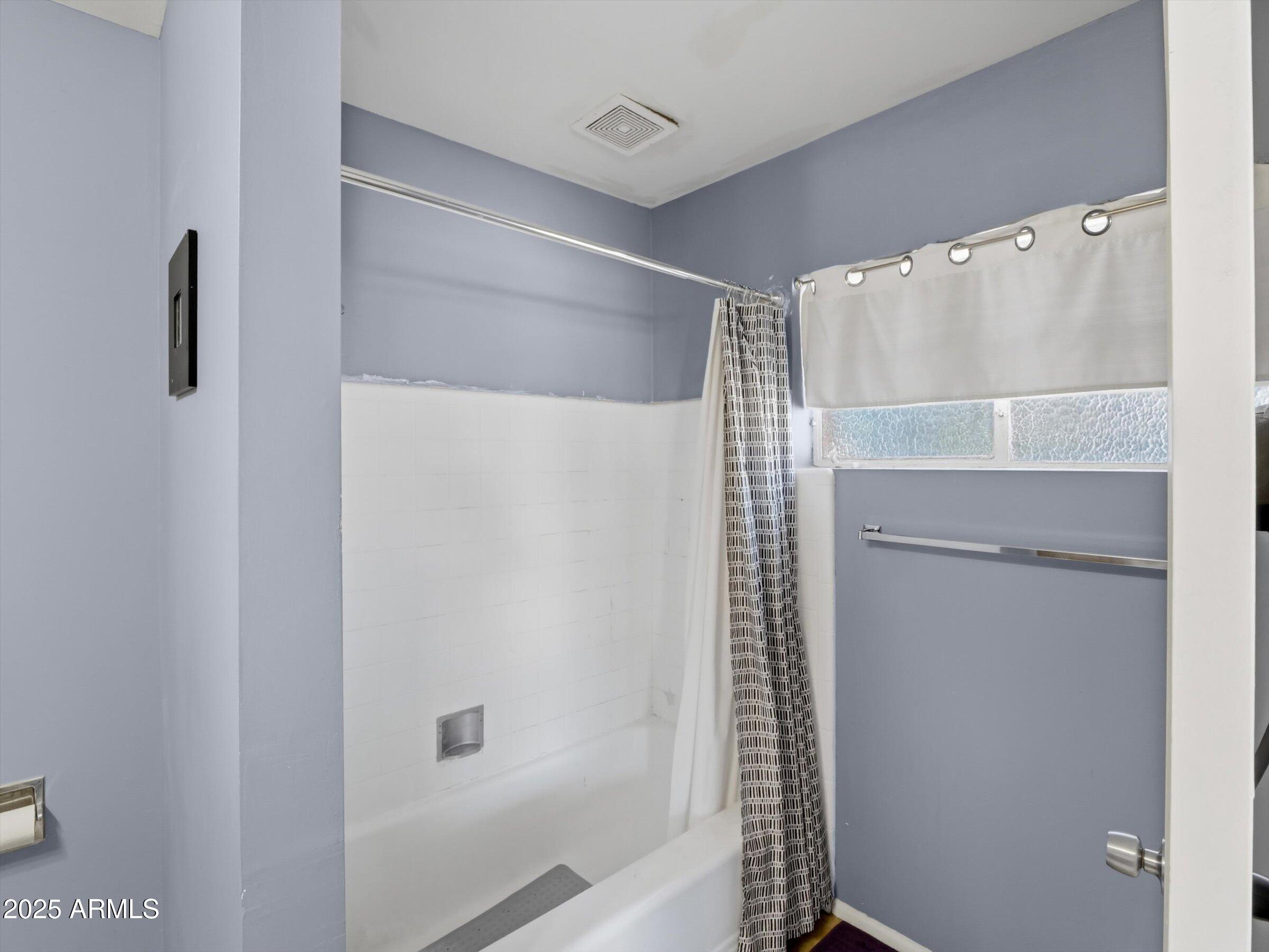 2528 North 48th Place Phoenix, AZ 85008 - Photo 17 of 41 Bath Tub at Owners Suite