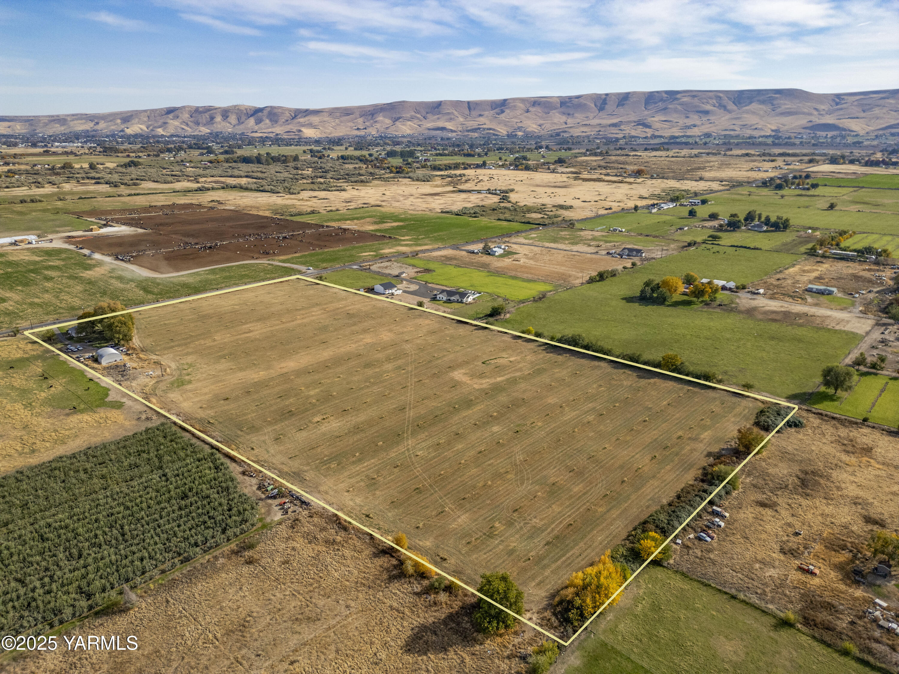 7702 North Griffin Road Grandview, WA 98930 - Photo 24 of 29 an aerial view of residential houses with outdoor space