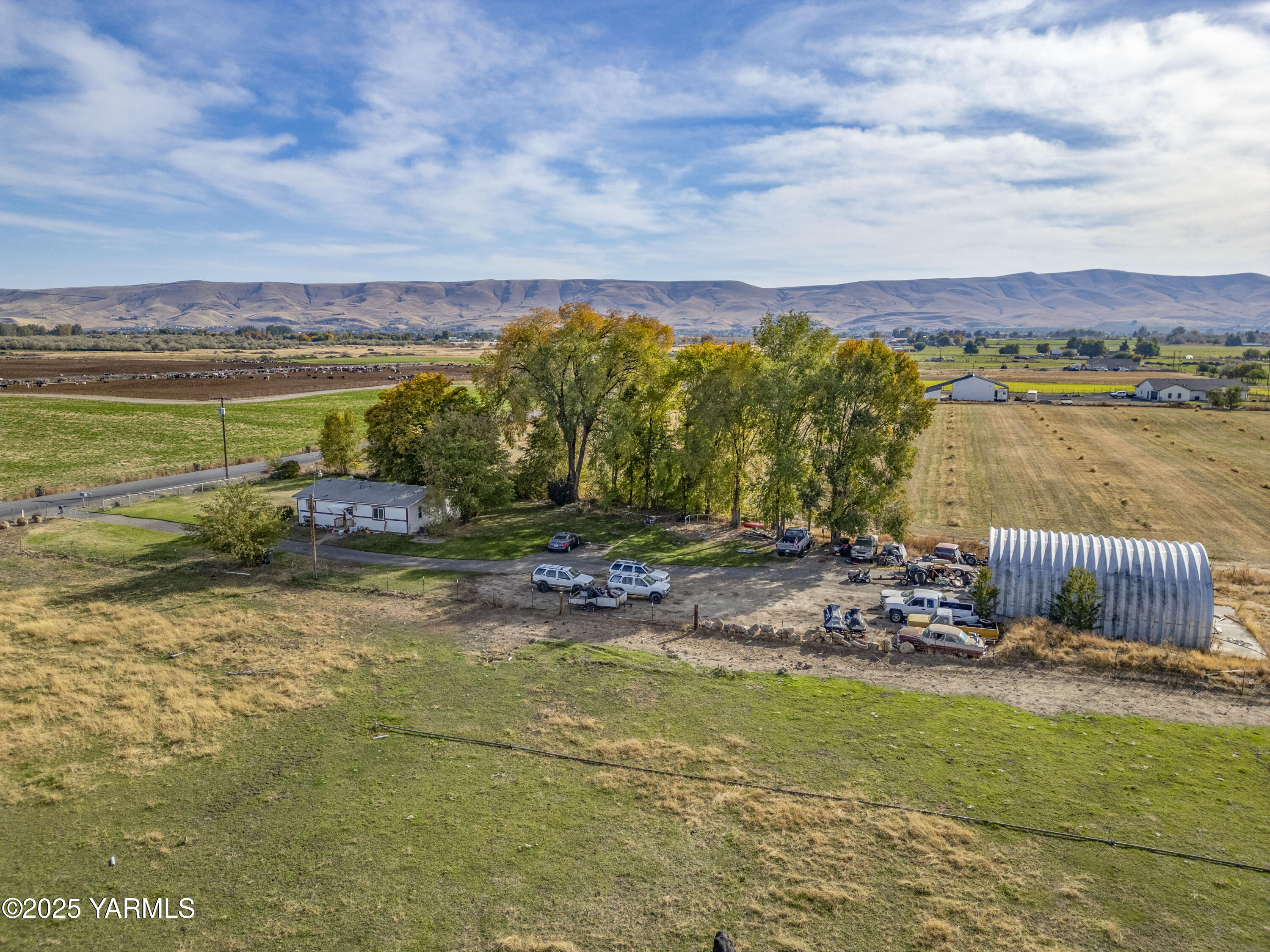 7702 North Griffin Road Grandview, WA 98930 - Photo 27 of 29 a view of a lake with houses in the back