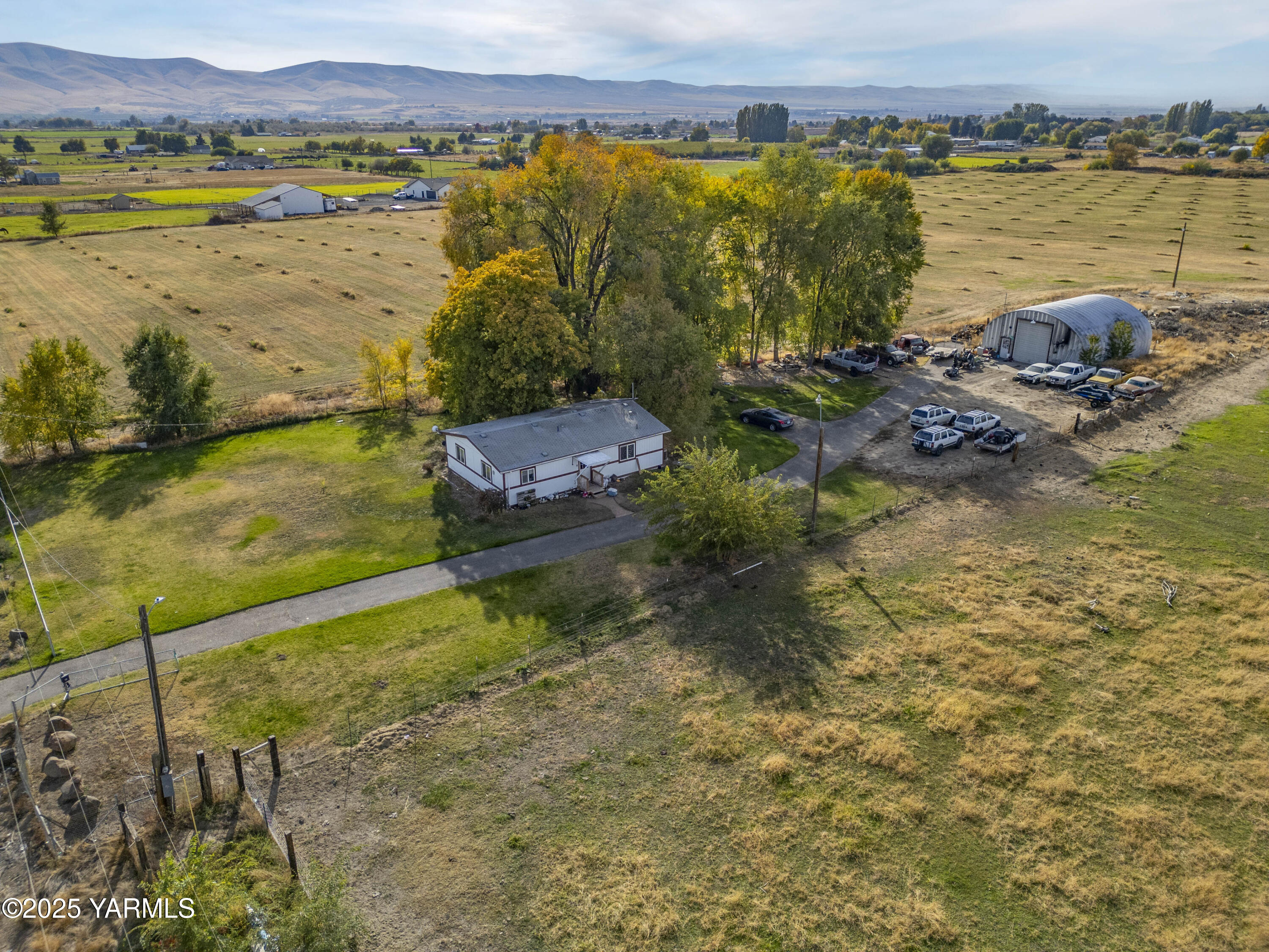7702 North Griffin Road Grandview, WA 98930 - Photo 29 of 29 a view of a lake with a mountain