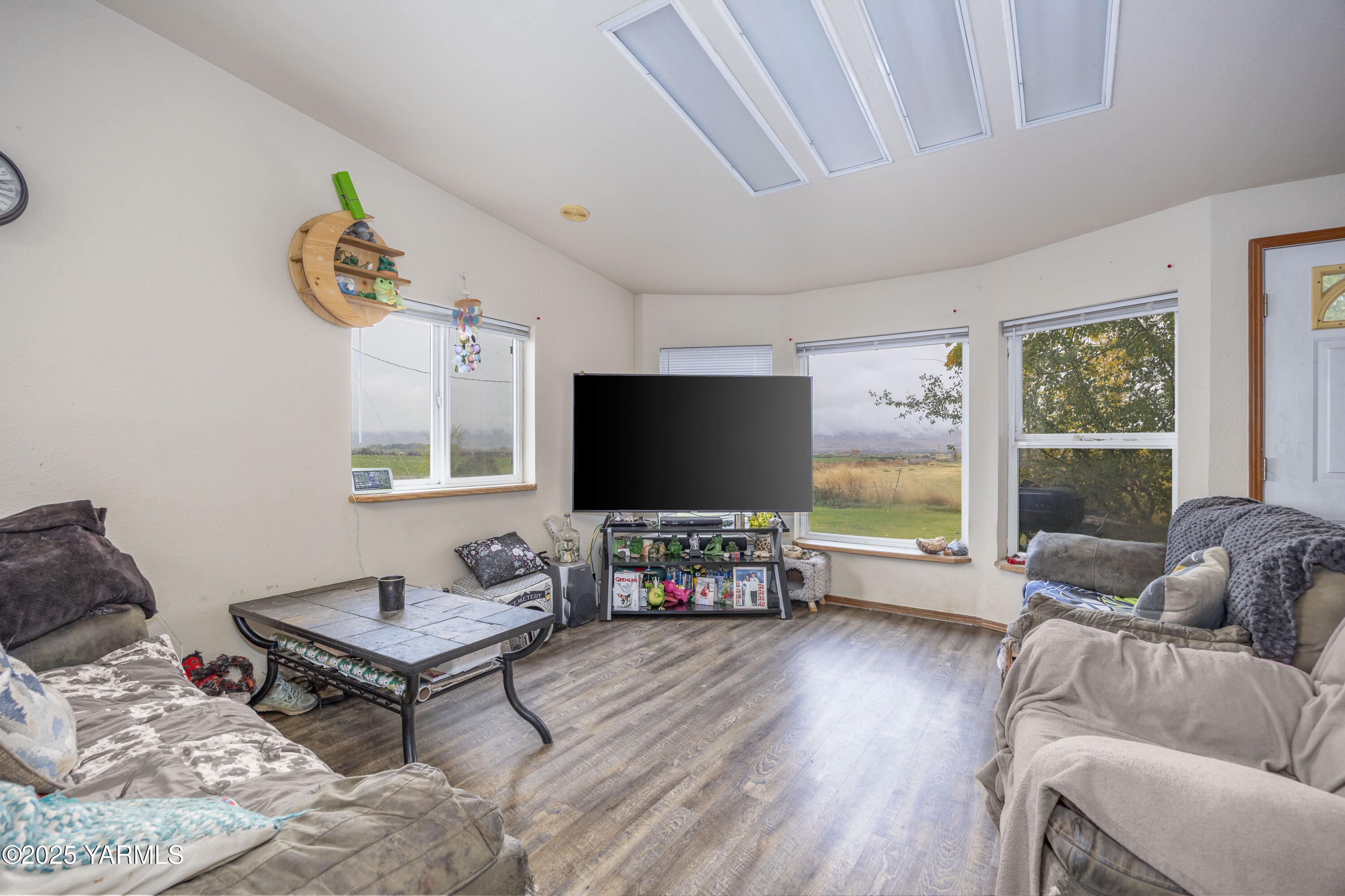 7702 North Griffin Road Grandview, WA 98930 - Photo 5 of 29 a living room with furniture and a flat screen tv
