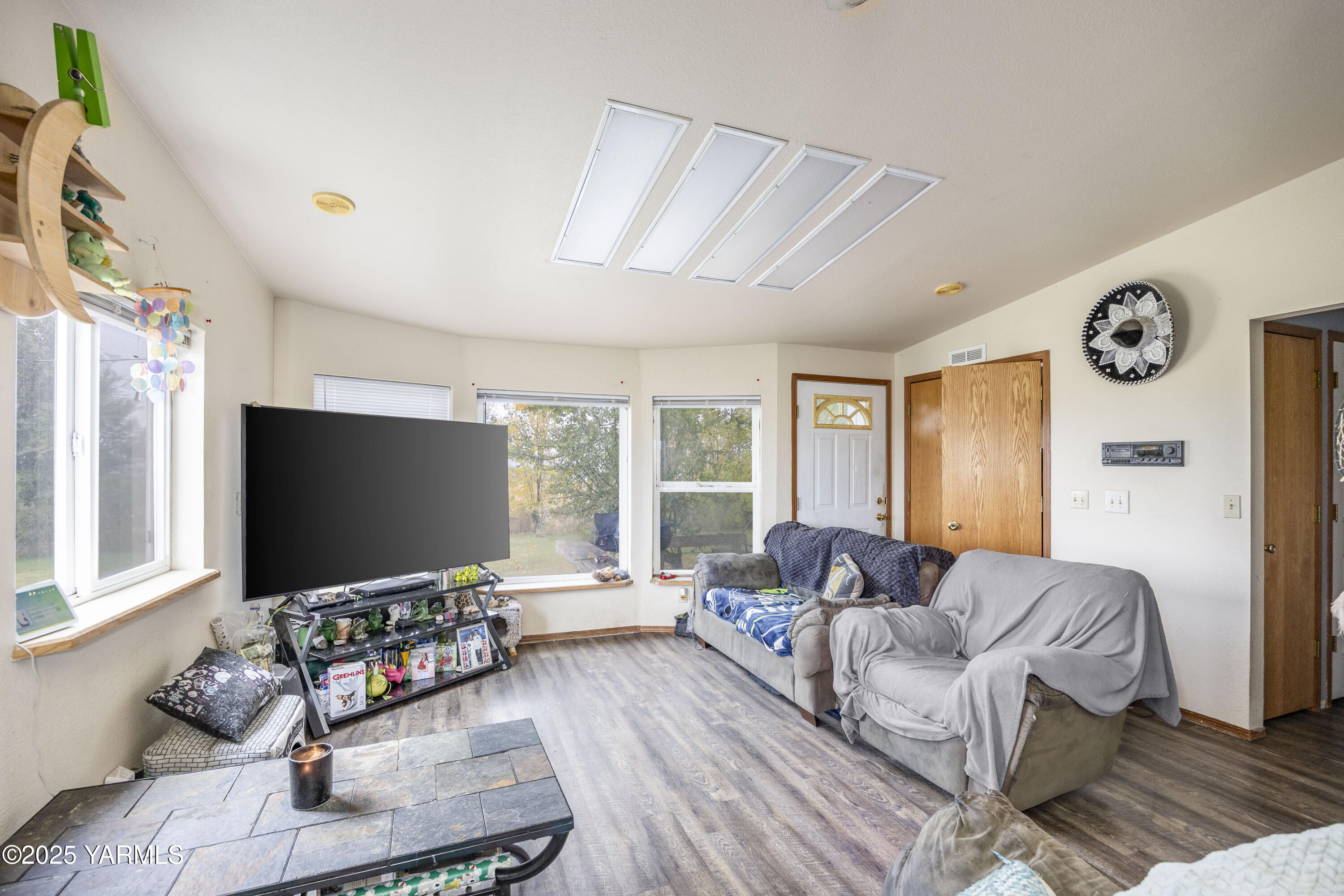 7702 North Griffin Road Grandview, WA 98930 - Photo 6 of 29 a living room with furniture and a flat screen tv