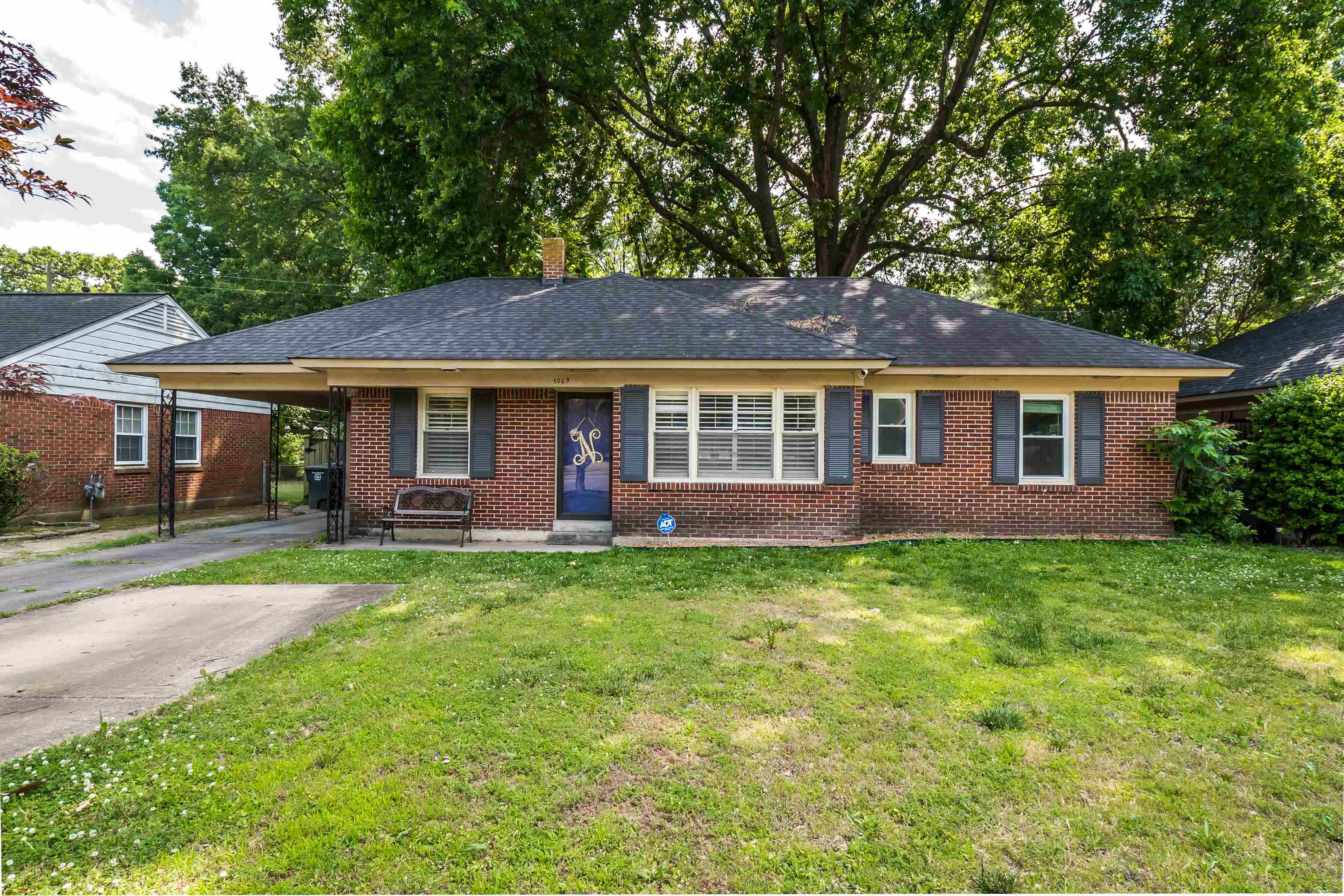 5069 Quince Road Memphis, TN 38117 - Photo 4 of 25 a view of a yard in front of a house