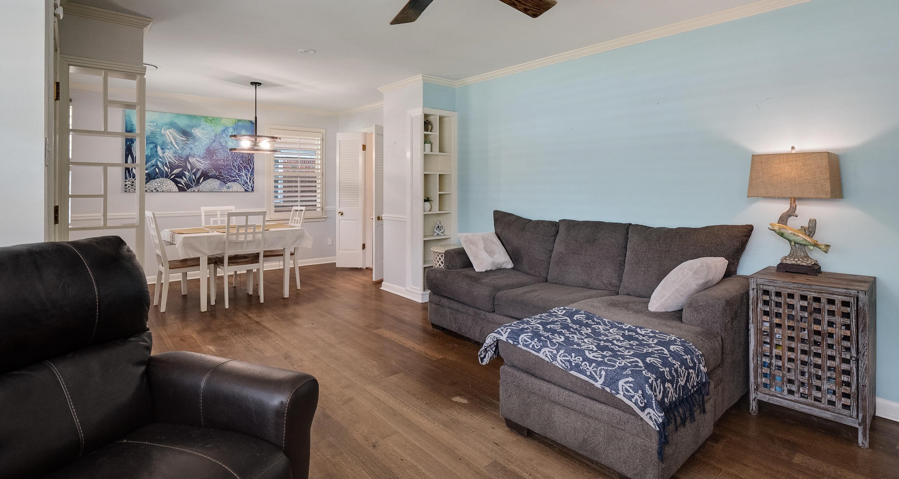 5069 Quince Road Memphis, TN 38117 - Photo 7 of 25 a living room with furniture and a lamp