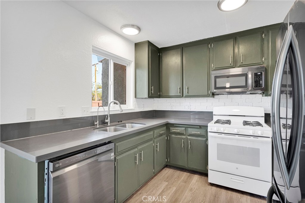 12696 Kiowa Road Apple Valley, CA 92308 - Photo 10 of 42