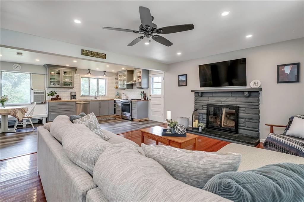 282 Coraopolis Road Coraopolis, PA 15108 - Photo 5 of 25 Open and airy making entertaining a breeze.