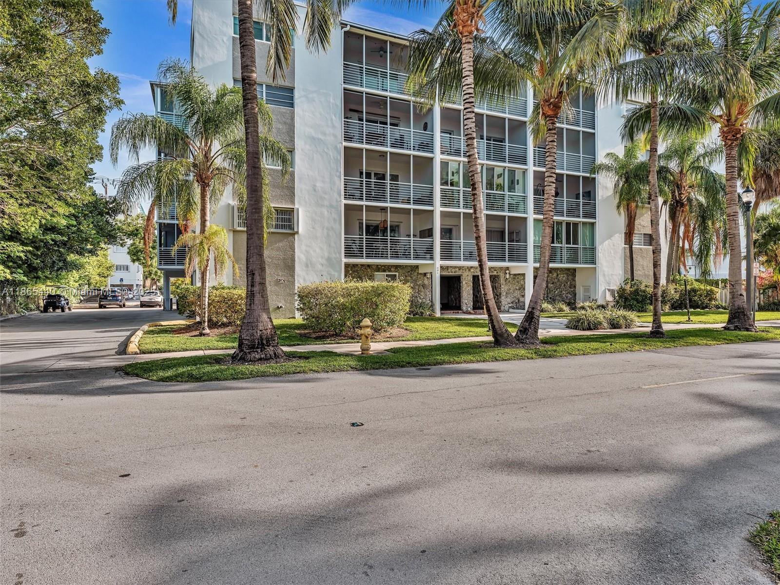 301 Sunrise Drive, Unit 1DW Key Biscayne, FL 33149 - Photo 20 of 40 a view of a apartment with a apartment