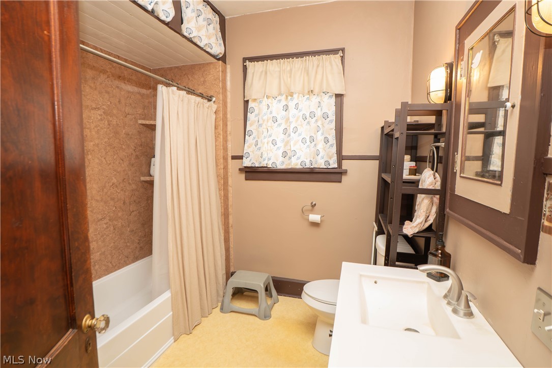 1131 Broad Avenue Northwest Canton, OH 44708 - Photo 16 of 25 Full Bathroom