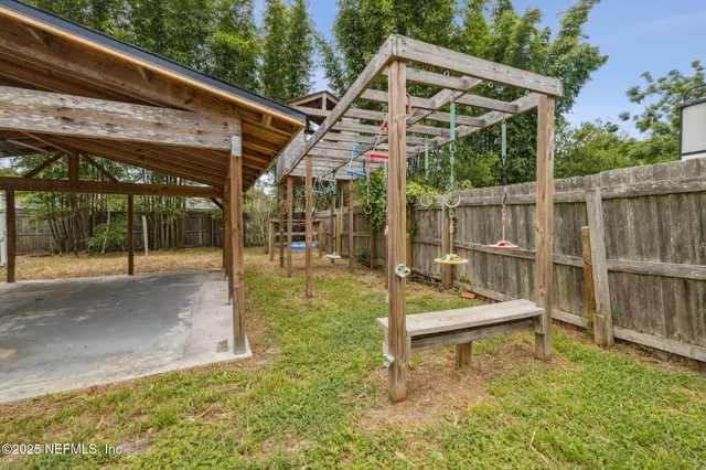 a view of a backyard