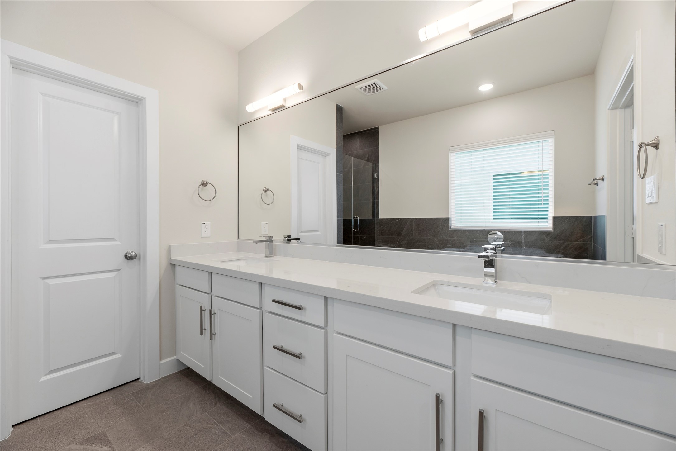 3075 Hicks Street Houston, TX 77007 - Photo 22 of 34 a bathroom with a double vanity sink and mirror