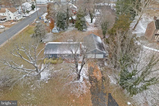 a view of a yard with a fountain
