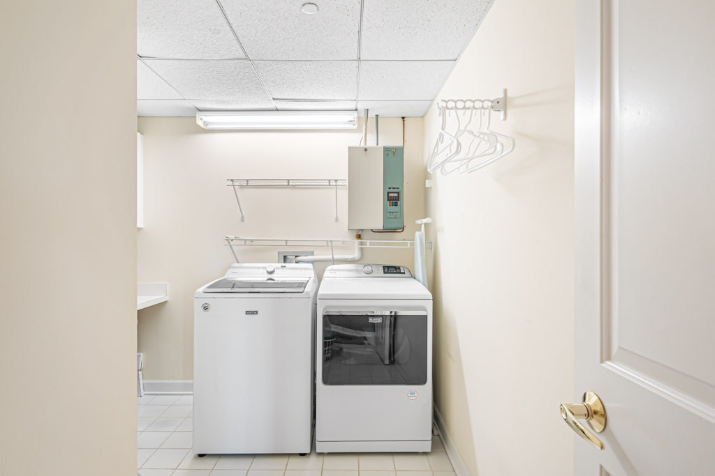 445 East North Water Street, Unit 2003 Chicago, IL 60611 - Photo 12 of 18 a utility room with dryer and washer