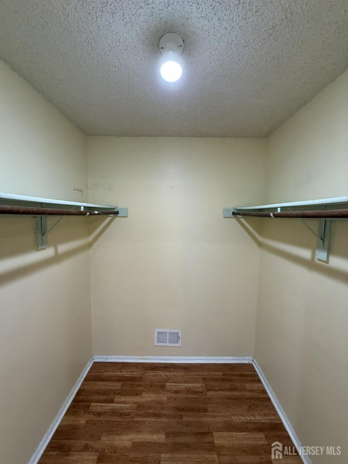 61 Brighton Way North Brunswick, NJ 08902 - Photo 15 of 16