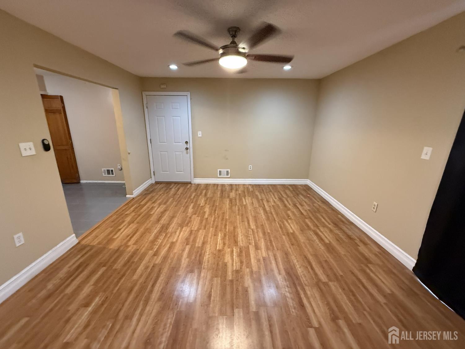 61 Brighton Way North Brunswick, NJ 08902 - Photo 3 of 16