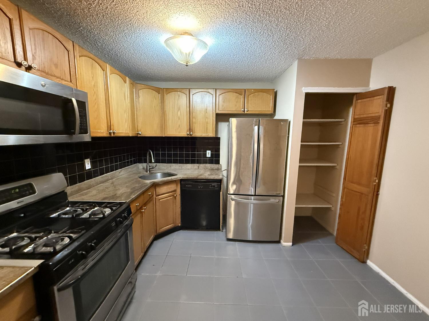 61 Brighton Way North Brunswick, NJ 08902 - Photo 5 of 16