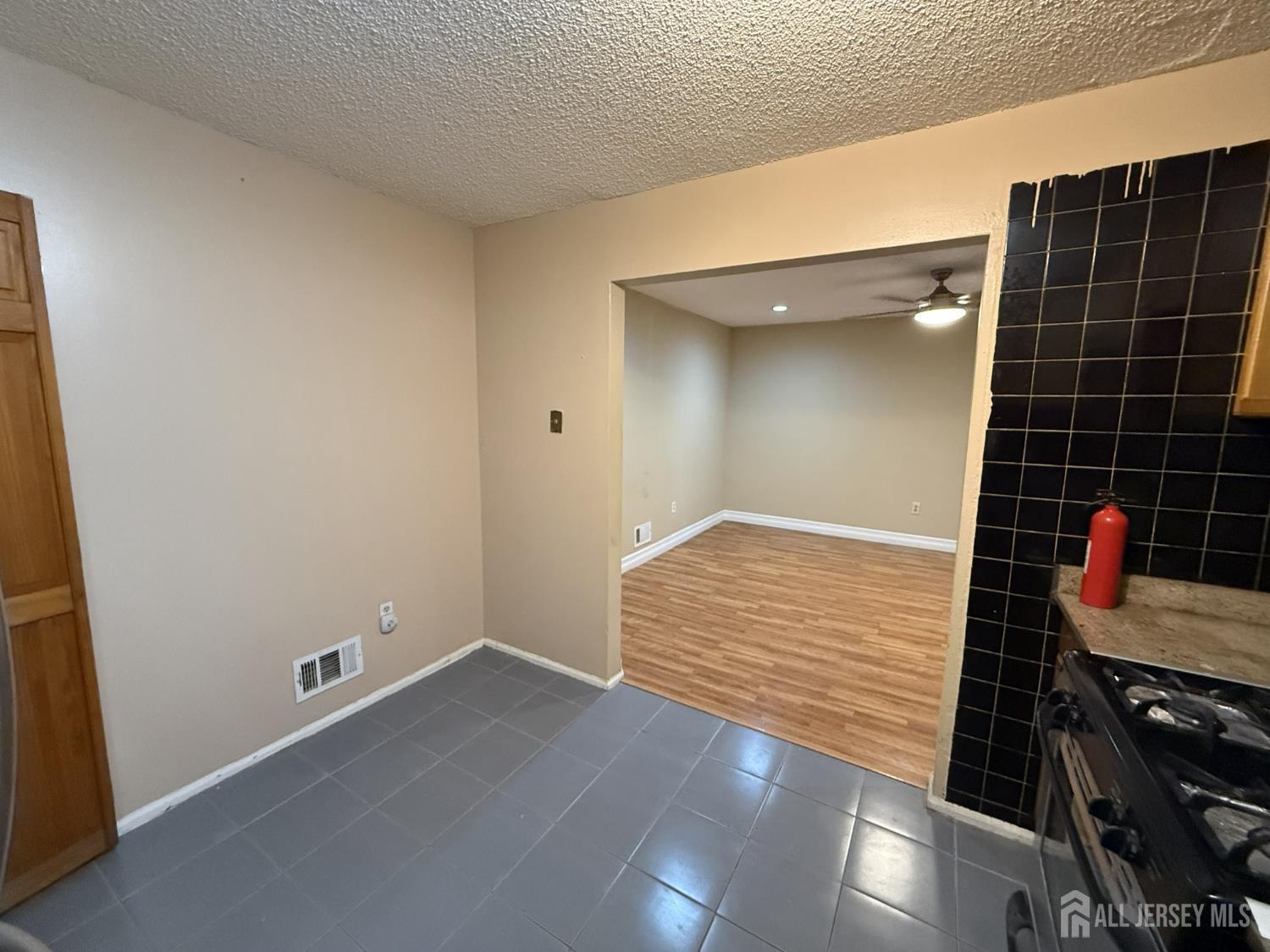 61 Brighton Way North Brunswick, NJ 08902 - Photo 6 of 16