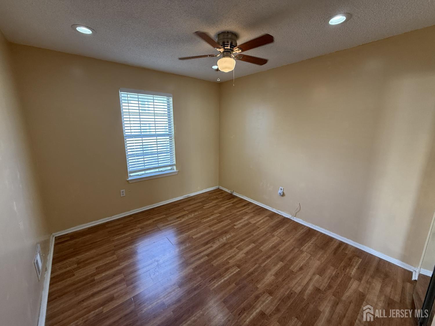 61 Brighton Way North Brunswick, NJ 08902 - Photo 7 of 16
