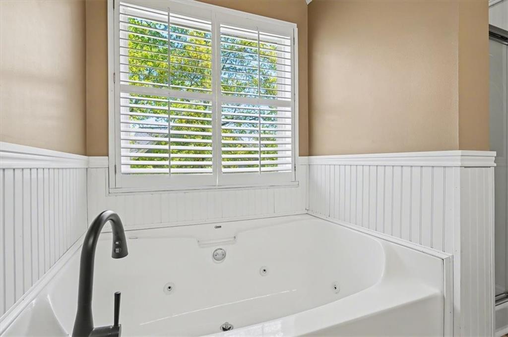 101 Oscar Lane Dallas, GA 30132 - Photo 31 of 55 a bathroom with a bathtub