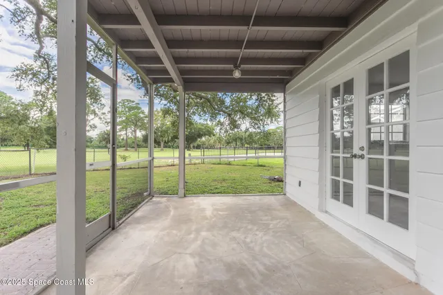 a view of a house with backyard and garden