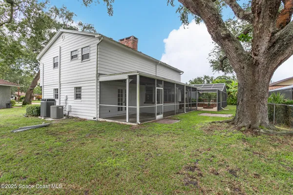 a view of a house with backyard and garden