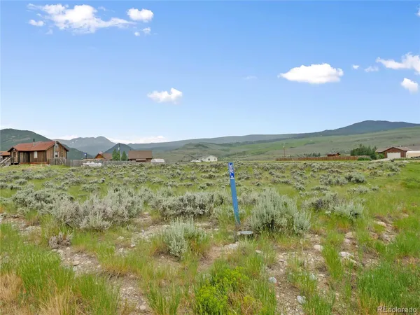 a view of a water fountain in a yard