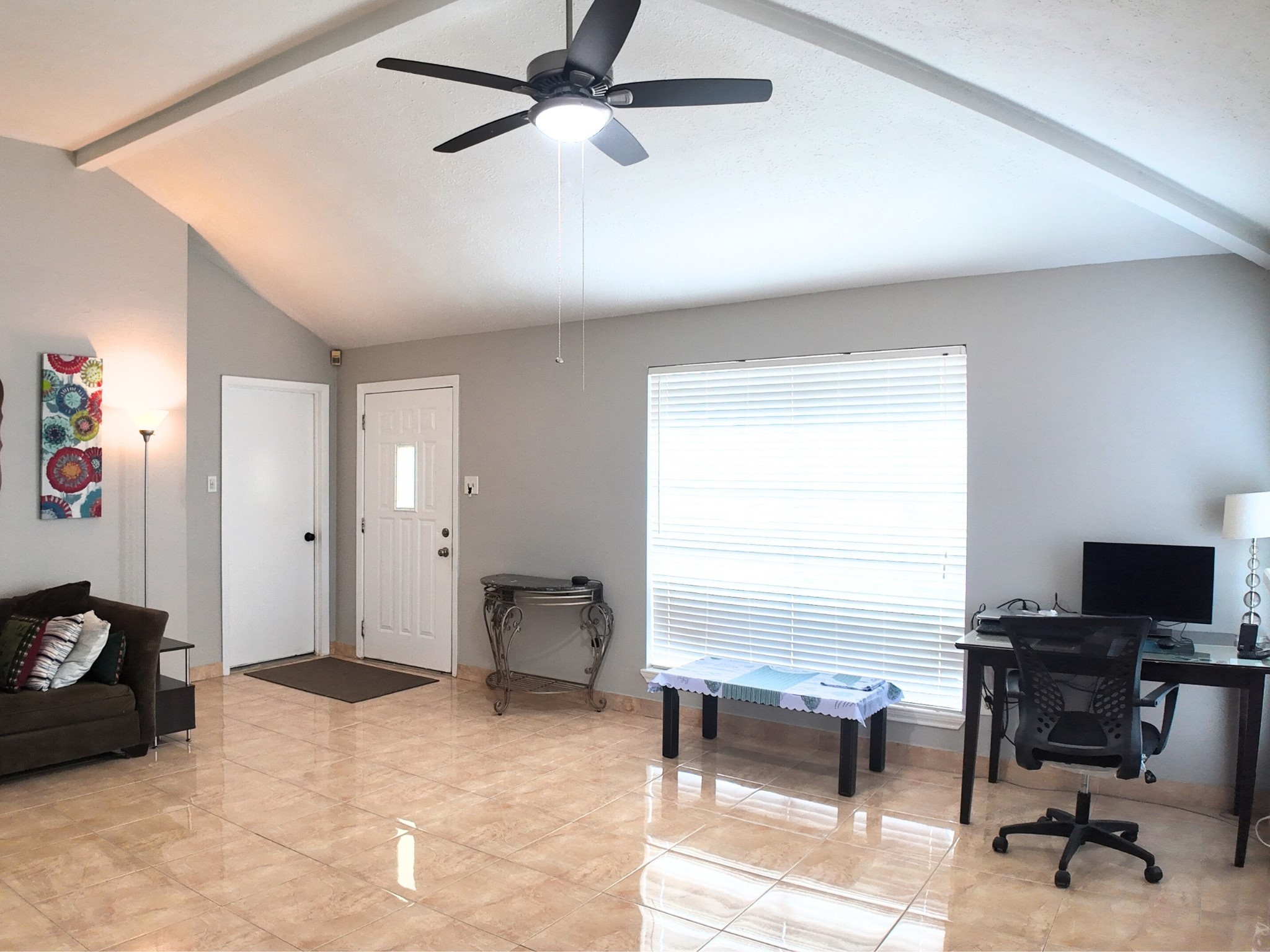 10070 Green Valley Lane Houston, TX 77064 - Photo 6 of 27 a livingroom with workspace and a window