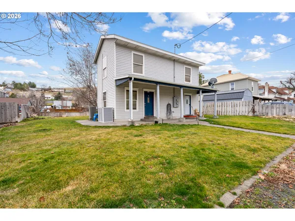 a view of a house with a backyard