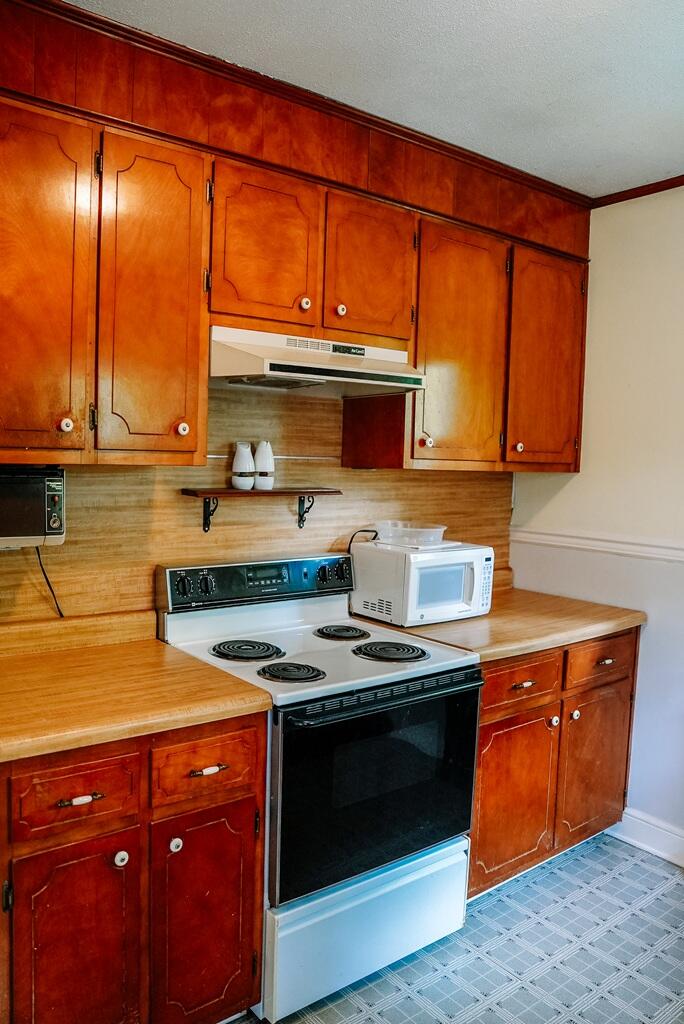 407 Ridgewood Road Bassett, VA 24055 - Photo 6 of 51 DSC02197