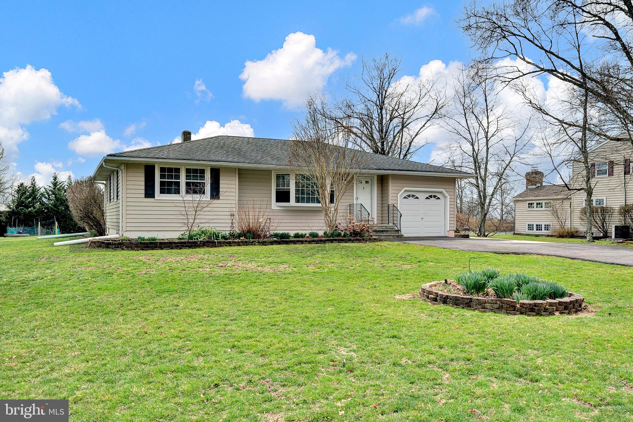 88 Woosamonsa Road Pennington, NJ 08534 - Photo 3 of 32