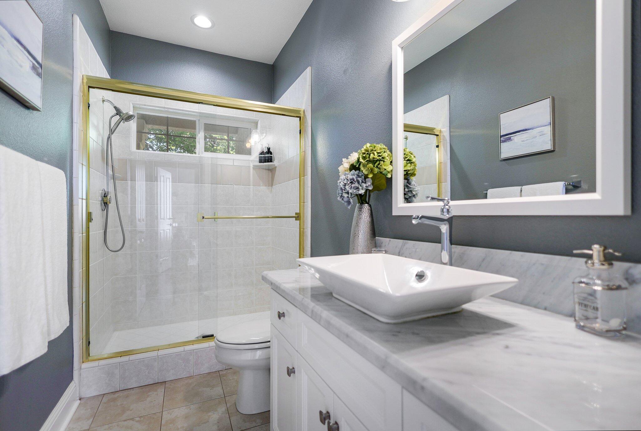 13320 Tierra Heights Road Redding, CA 96003 - Photo 32 of 48 Guest Bath