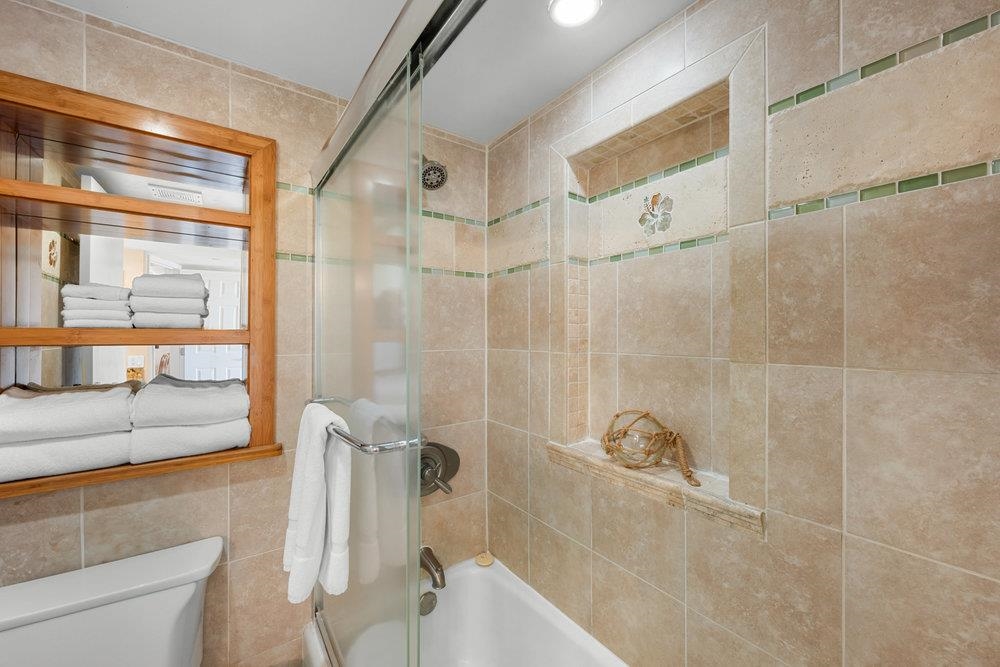 4327 Lower Honoapiilani Road, Unit 403 Lahaina, HI 96761 - Photo 20 of 42 a bathroom with a shower and a tub