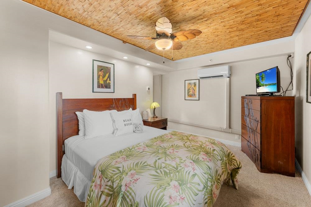 4327 Lower Honoapiilani Road, Unit 403 Lahaina, HI 96761 - Photo 22 of 42 a bedroom with a bed and a walk in closet