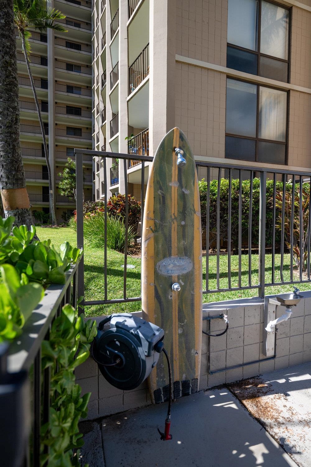 4327 Lower Honoapiilani Road, Unit 403 Lahaina, HI 96761 - Photo 34 of 42 a backyard of a house with lots of green space