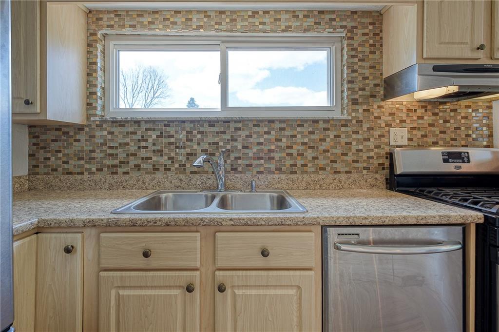 107 Logan Road Imperial, PA 15126 - Photo 5 of 25 Gallery Image 5