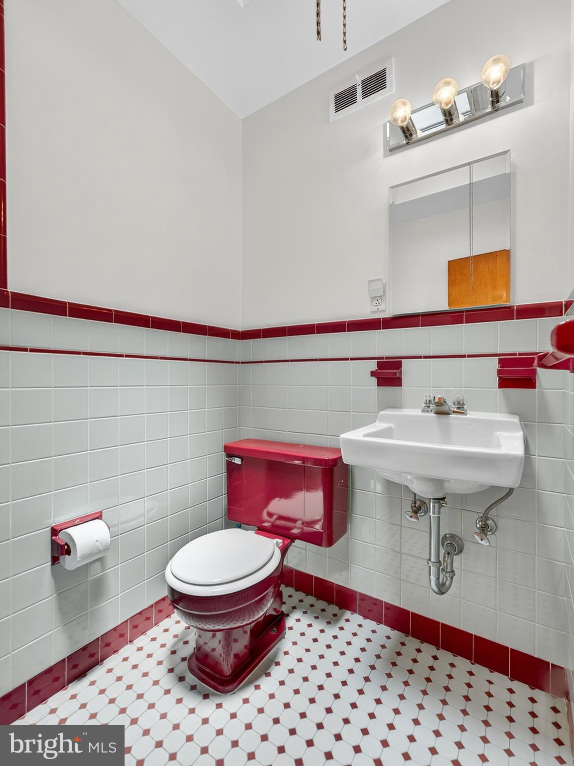 7559 Brookhaven Road Philadelphia, PA 19151 - Photo 22 of 25 Primary Bathroom