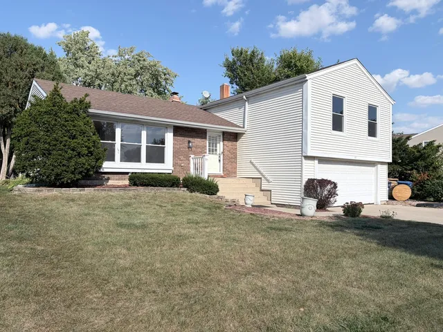 a view of a house with backyard