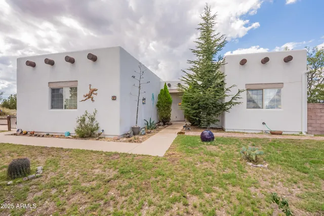 a view of a house with backyard and garden