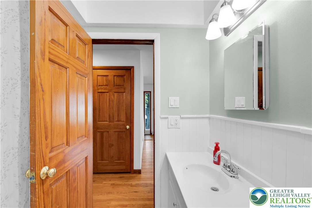 2118 6th Street Bethlehem, PA 18020 - Photo 17 of 40 a bathroom with a tub and a sink