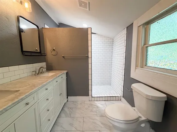 $2,500 | 405 East Denton Street, Ennis, TX 75119