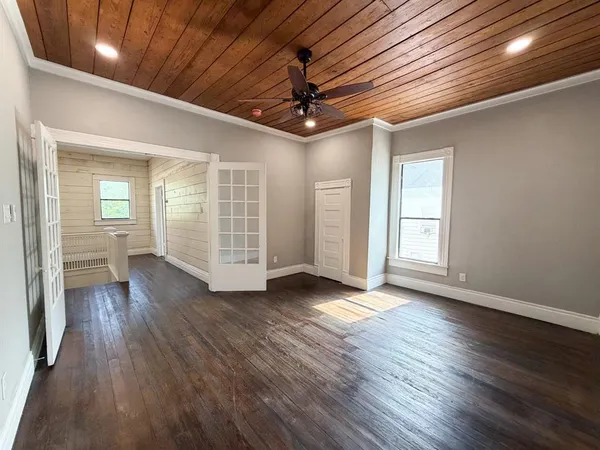 $2,500 | 405 East Denton Street, Ennis, TX 75119