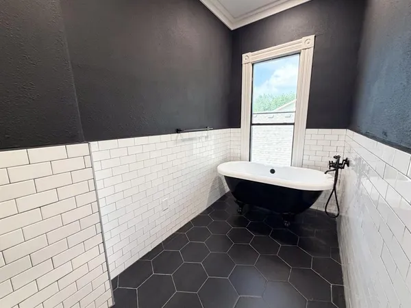 $2,500 | 405 East Denton Street, Ennis, TX 75119