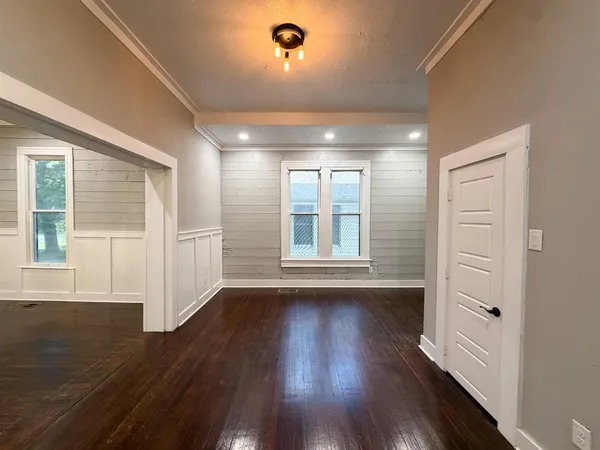 $2,500 | 405 East Denton Street, Ennis, TX 75119