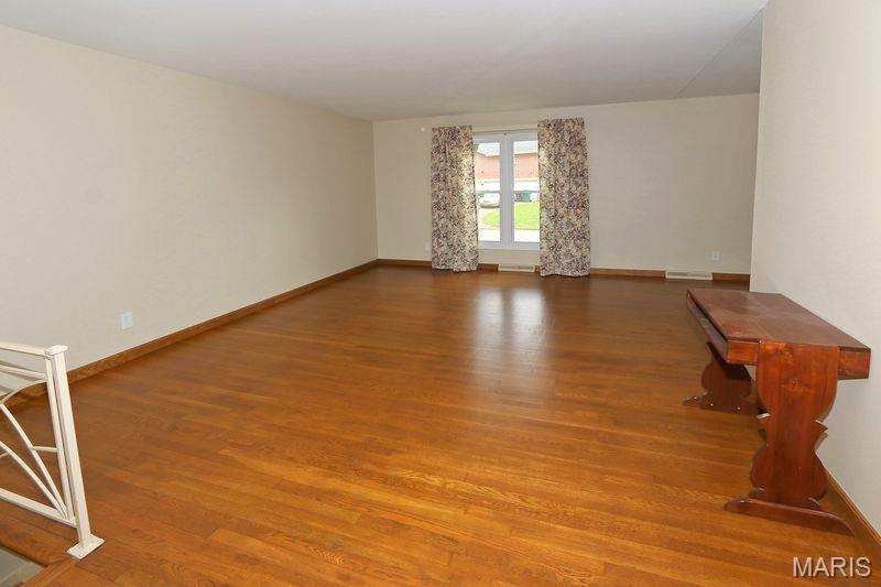 111 Green Acres Road St. Louis, MO 63137 - Photo 3 of 34