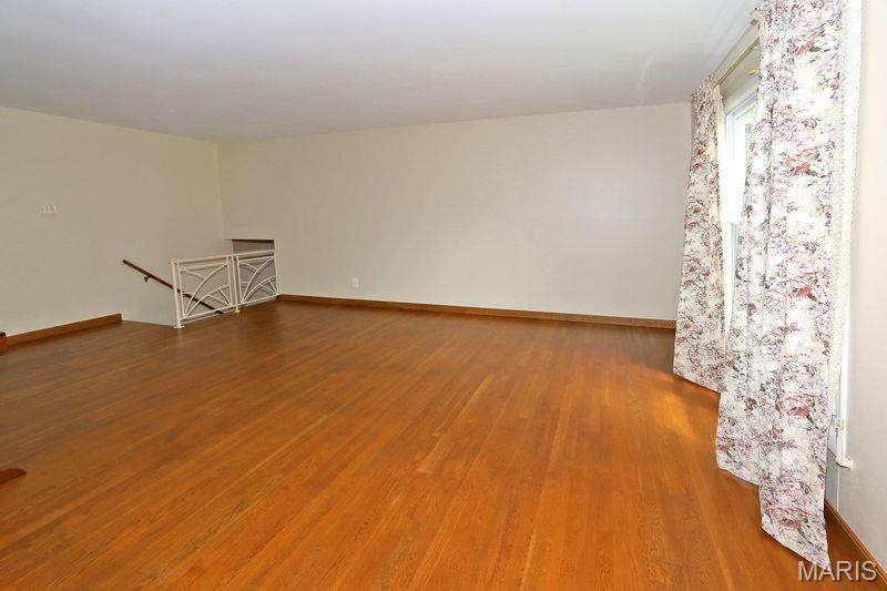 111 Green Acres Road St. Louis, MO 63137 - Photo 5 of 34