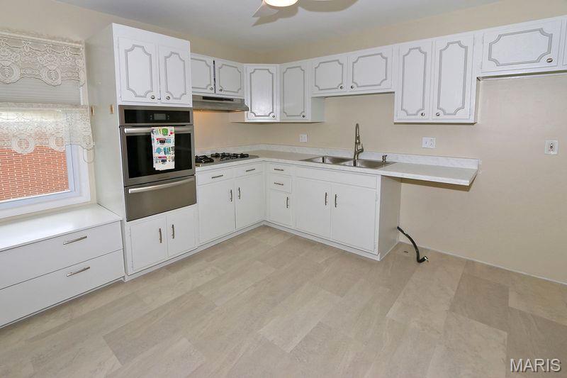 111 Green Acres Road St. Louis, MO 63137 - Photo 9 of 34