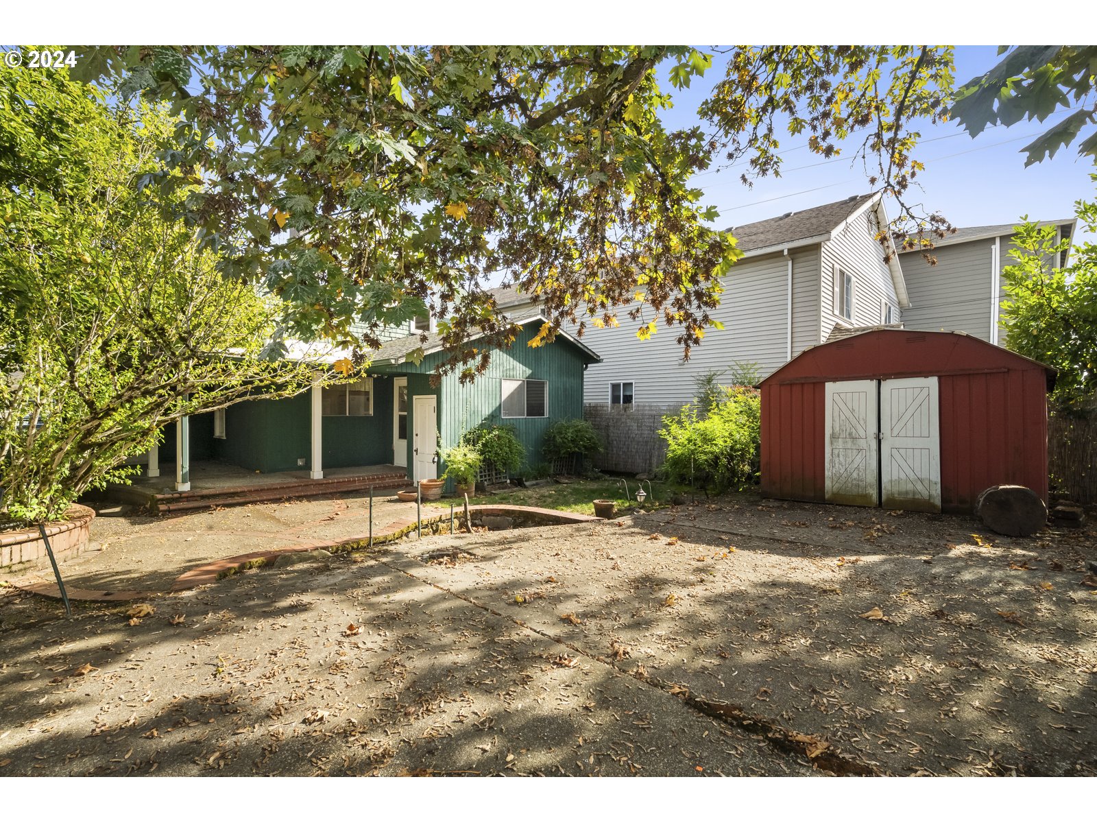 4417 Southeast 65th Avenue Portland, OR 97206 - Photo 30 of 38 a backyard of a house