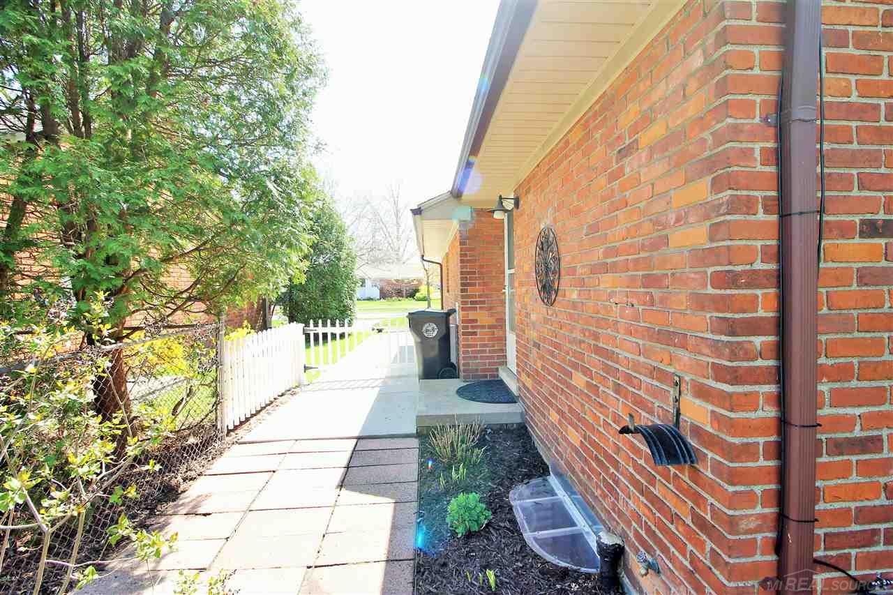 430 Barclay Road Grosse Pointe, MI 48236 - Photo 37 of 40 50039182-36.JPG