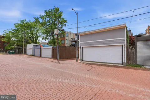 $1,100,000 | 721 10th Street Northeast, Washington, DC 20002